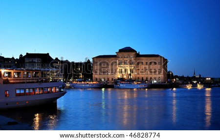 Similar – Foto Bild Stockholm, Schweden. Das Nationalmuseum der Schönen Künste ist die Nationalgalerie Schwedens und befindet sich auf der Halbinsel Blasieholmen. Touristische Vergnügungsboote schwimmen in der Nähe des Nationalmuseums im Sommer Abend Nacht