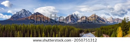 Panoramic View of Canadian Rocky Mountain Landscape. Fall Season Cloudy Sunny Sky. Lake Louise, Banff National Park, Alberta, Canada. Nature Background Panorama Foto stock © 