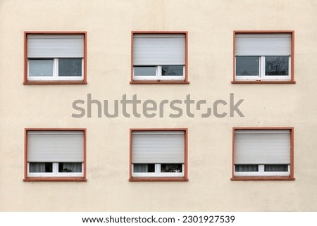 Foto Bild Fassade mit geschlossenen Jalousien