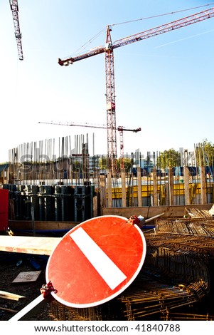 sign one-end-street in front of the crane at the building site