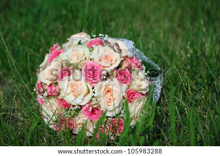 flowers roses wedding bouquet rings grass lawn