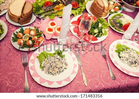 Wedding table. Table set for wedding dinner. wedding party favors on plate at reception