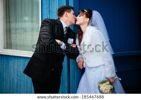 bride and groom. Happy married couple enjoying wedding day in nature. Elegant bride and groom posing together outdoors on a wedding day. wedding theme.