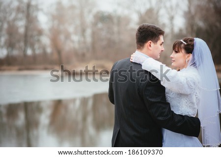 bride and groom. Happy married couple enjoying wedding day in nature. Elegant bride and groom posing together outdoors on a wedding day. wedding theme. Happy Valentine\'s Day!