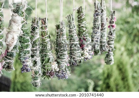 Smudge sticks on the rope. Dried herbs bound in bundles and hung on the rope. Foto stock © 