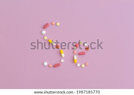 Selenium symbol made from pills on purple background. Top view with copy space. Flat lay. Stock foto © 
