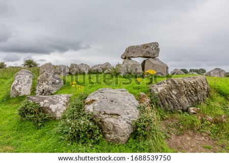 Dolmen Tomb in Carrowmore Megalithic Cemetery - County Sligo, Ireland 商業照片 © 
