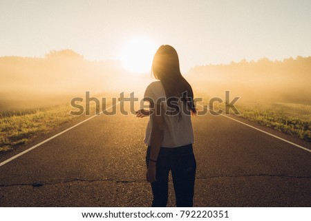 Similar – Foto Bild Frau steht auf der Straße in der Nähe von Auto und genießt das Wetter