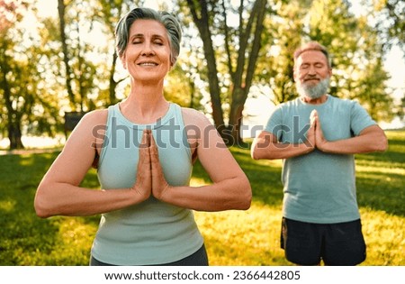 Foto Bild Schlanke Frau macht Yoga in Berg-Pose mit erhobenem Arm