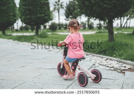 Foto Bild Anonymes Kind fährt Fahrrad auf dem Weg