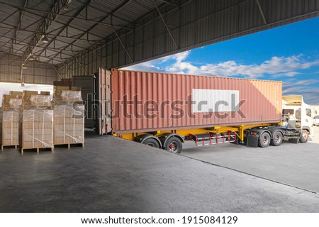 Industry Cargo Freight Trucks Transport and Logistics. Trailer Container Truck Parked Loading Package Boxes at the Warehouse. Supply Chain. Distribution Warehouse Center. Shipping Shipment Cargo. Foto stock © 