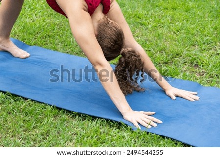 Similar – Foto Bild Schlanke Frau dehnt sich beim Training an der Strandpromenade