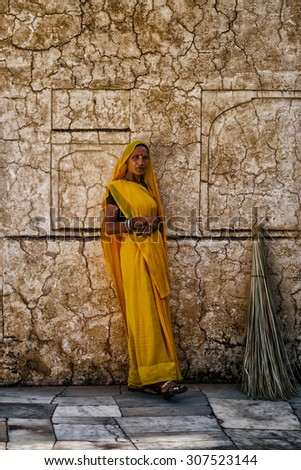 JAISALMER - MARCH 22 : woman posing in the street on March 22 , 2014 in Jaisalmer,India