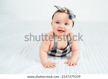 Foto Bild Kleines Baby in Blau liegt auf einem Bett