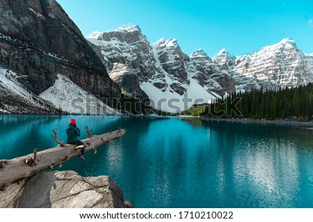 Beautiful turquoise waters, Moraine lake with snow-covered Rocky Mountains in the Banff National Park, Alberta, Canada Photo stock © 