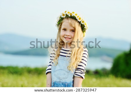 girl with daisy garland on the head