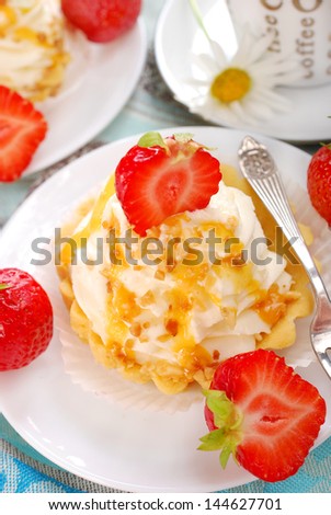 cupcakes with vanilla cream,caramel sauce and fresh strawberry