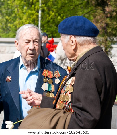 Kaliningrad, Russia - 9 may 2013 year, two old veteran talk on Victory Day