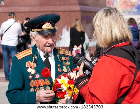 Kaliningrad, Russia - 9 may 2013 year, old veteran talks to a young woman on Victory Day