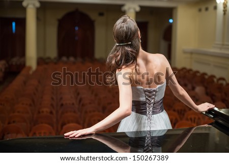 Beautiful opera singer is back in the concert hall