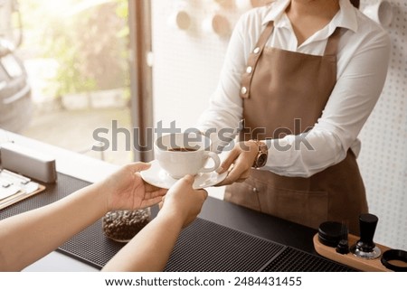 Foto Bild Ethnische Barista-Frau mit Kaffee in der Bar