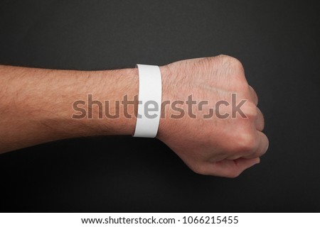 Empty event ticket wrist band design. Concert blank paper wristband, bracelet mockup on black background. Foto stock © 