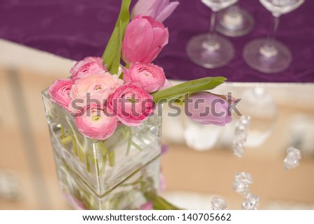 Purple wedding table decoration with pink flower