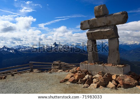 The inukshuk on the top of Whistle mountain whit the Black Tusk mountain in the background.