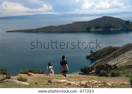 Bolivia: Women watching the breathtaking view in Isla del Sol, Titicaca Lake (SLIDE) Â© Dario Diament/LATINPHOTO.org NO ARCHIVO-NO ARCHIVE-ARCHIEVUNG-VERBOTEN!