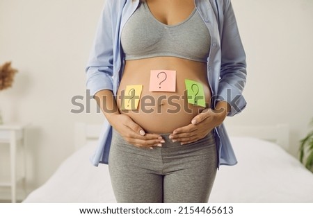 Foto Bild Baby belly with sticky notes