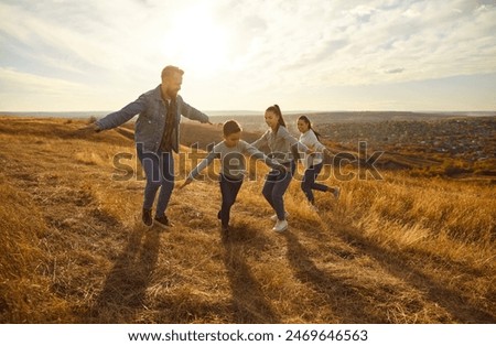 Foto Bild Glückliche Familie ruht sich auf der grünen Wiese aus