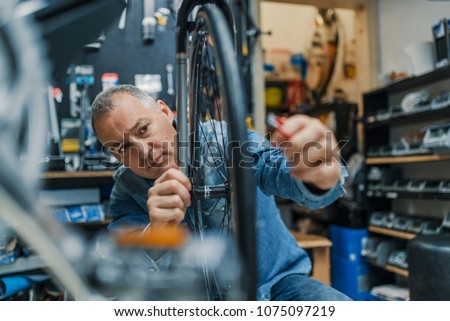 Similar – Foto Bild Hand von reifen Techniker Mann Montage von Sonnenkollektoren mit Bohrer auf Hausdach für Selbstverbrauch Energie. Erneuerbare Energien und grünes Energiekonzept