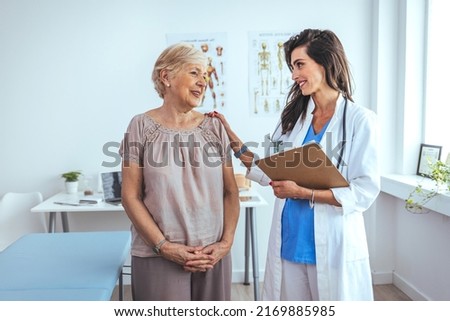 Portrait of female doctor explaining diagnosis to her patient. Female Doctor Meeting With Patient In Exam Room. Cropped shot of a medical practitioner reassuring a patient Foto stock © 