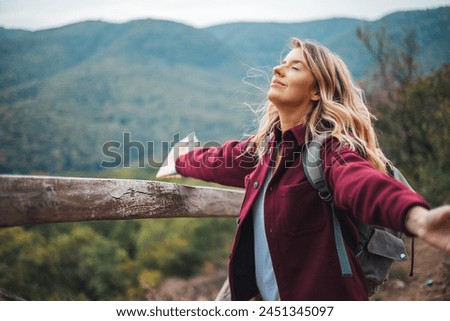 Foto Bild Reisender, der die Natur vom Berg aus betrachtet