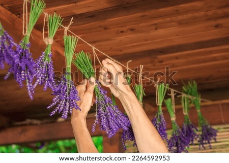 Foto Bild Getrocknete Blumen hängen im Gebäude