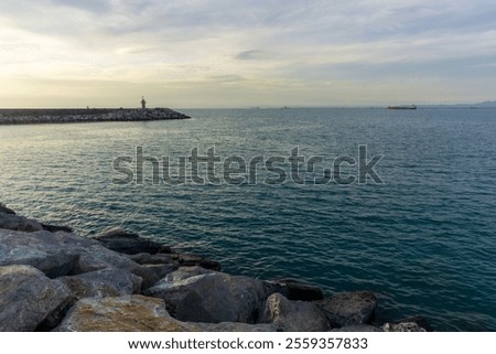 Foto Bild Einsamer Leuchtturm an felsiger Küste am Morgen