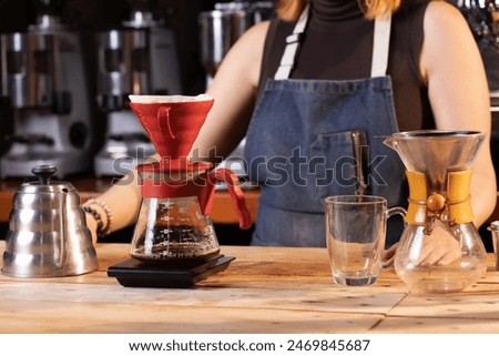 Similar – Foto Bild Crop Barista bereitet heißen Kaffee in einem Café zu