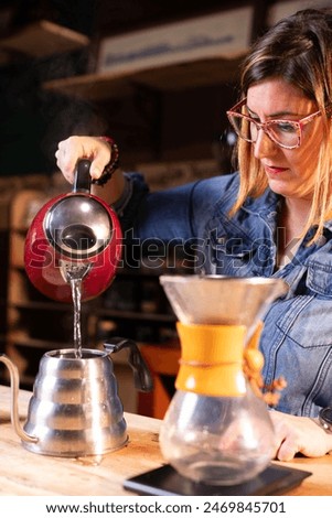 Similar – Foto Bild Crop Barista bereitet heißen Kaffee in einem Café zu