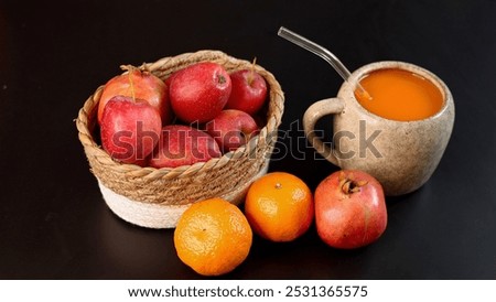 Rotes Getränk in der Nähe von frischen Früchten auf Stoff