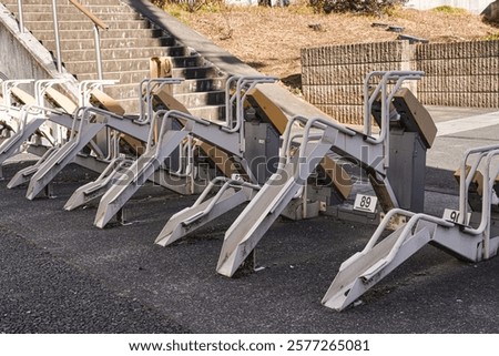 Foto Bild ein abgestelltes abgeschlossenes Fahrrad