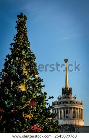 Similar – Foto Bild Großer festlich geschmückter Weihnachtsbaum auf dem Weihnachtsmarkt