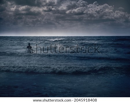 Foto Bild Männlicher Schwimmer schwimmt zwischen den Meereswellen