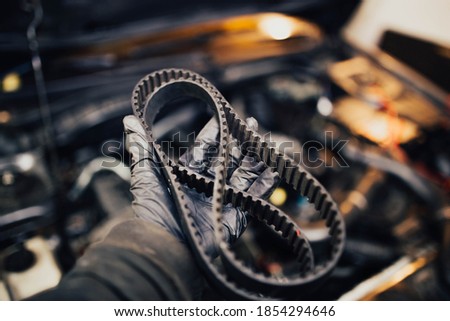 automotive timing belt in the hand of an auto mechanic. Stockfoto © 