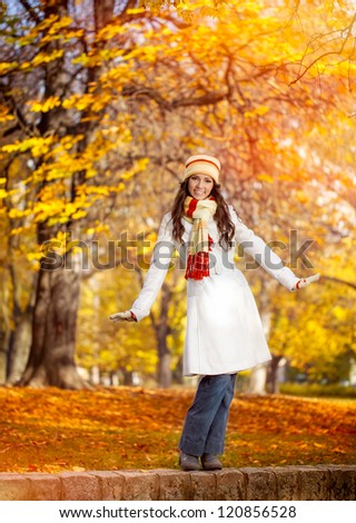 happy Yellow autumn - Young woman in beautiful autumn park
