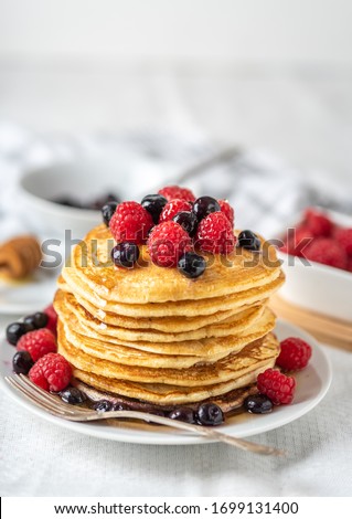 Similar – Foto Bild Leckere Frühstücksmahlzeit mit gedämpften Erbsen und Ei