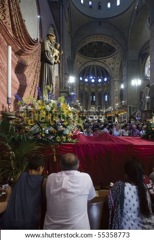 PADUA,ITALY - JUN 13:Feast of St.Anthony of Padua,the pilgrims in prayer before the statue of St.Anthony into the Basilica, June 13,2010 in Padua,Italy