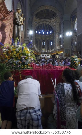 PADUA,ITALY - JUN 13:Feast of St.Anthony of Padua,the pilgrims in prayer before the statue of St.Anthony into the Basilica, June 13,2010 in Padua,Italy