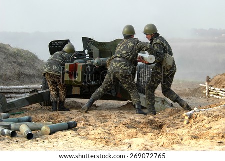 DEVICHKI, UKRAINE - 2 NOVEMBER 2005. Ukrainian 100-mm anti-tank gun MT-12 Rapier fires.