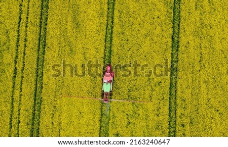 Similar – Foto Bild Luftaufnahme von Mähdrescher, Erntemaschine erntet reife Sonnenblume