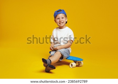 Similar – Foto Bild Kinderskateboardfahrer, der auf seinem Skateboard sitzt.